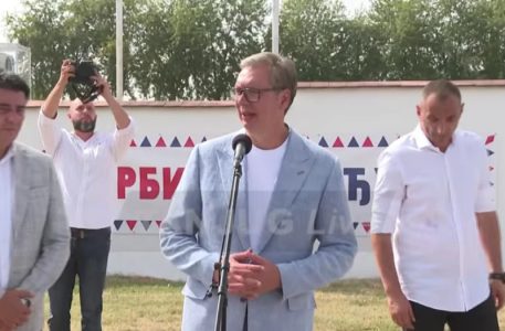(UŽIVO) Vučić stigao u Ljuboviju: “Hvala Vam na veličanstvenom dočeku, dovodimo novu kompaniju” (VIDEO)