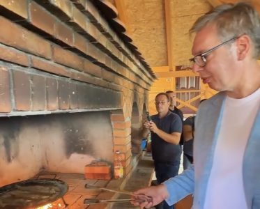 Predsednik se oprobao u pečenju ribe i otkrio koja mu je omiljena: “Nisam baš tako vičan” (VIDEO)