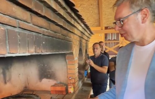 Predsednik se oprobao u pečenju ribe i otkrio koja mu je omiljena: "Nisam baš tako vičan" (VIDEO)