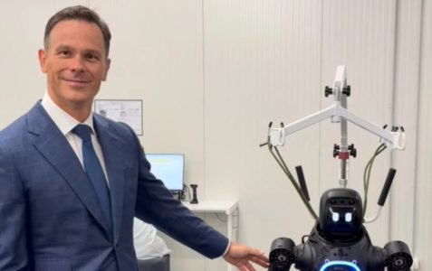 “Neverovatno je videti šta sve mogu roboti”: Mali prisustvovao otvaranju fabrike robota u Šapcu (VIDEO)