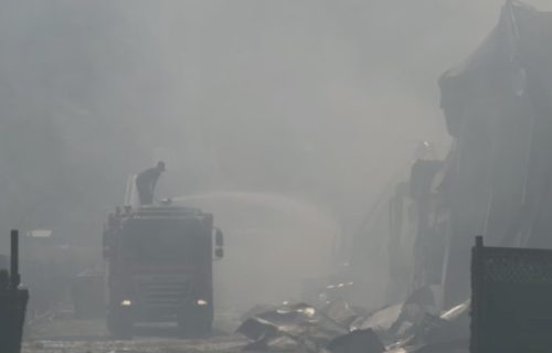 Veliki požar progutao market u Vršcu: Vatra uništila veći deo objekta, pričinjena ogromna šteta
