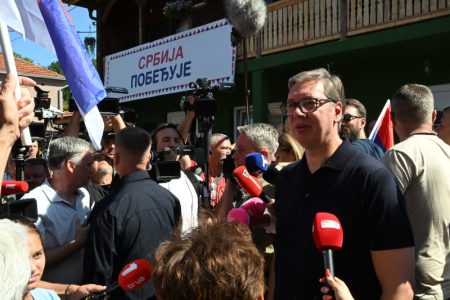 Vučić stigao u Temsku, poseta gazdinstvu Penčić: “Divno mesto, siromašno je, ali se polako ljudi snalaze”