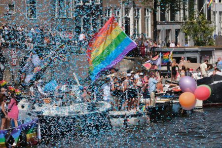 Stotine hiljada ljudi na Svetskom prajdu u Amsterdamu uz pojačane mere bezbednosti