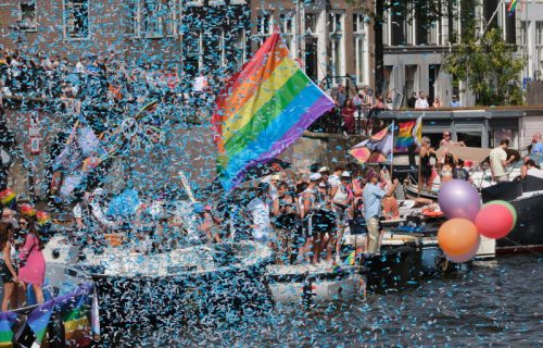 Stotine hiljada ljudi na Svetskom prajdu u Amsterdamu uz pojačane mere bezbednosti