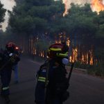 Naređena hitna evakuacija u Grčkoj zbog požara: Vatra kulja blizu ratne mornarice, podignuti avioni