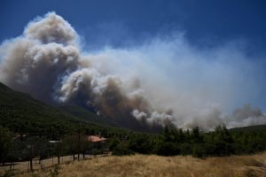 Megapožar bukti kod Atine: Više od 100 kuća izgorelo, širi se na tri fronta (FOTO+VIDEO)