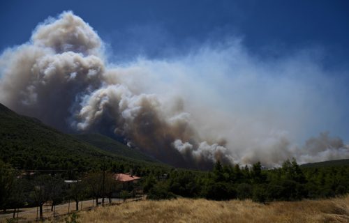 Megapožar bukti kod Atine: Više od 100 kuća izgorelo, širi se na tri fronta (FOTO+VIDEO)