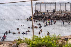 Počelo premeštanje migranata sa plaže u Seuti: Pripremljen smeštaj za 1.800 ljudi, policija sprovodi operaciju