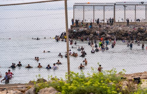 Počelo premeštanje migranata sa plaže u Seuti: Pripremljen smeštaj za 1.800 ljudi, policija sprovodi operaciju