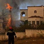 Veliki šumski požar besni severozapadno od Atine, stotine evakuisanih