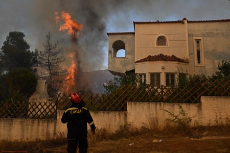 Veliki šumski požar besni severozapadno od Atine, stotine evakuisanih
