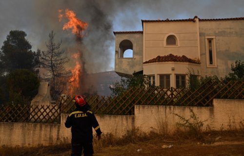 Veliki šumski požar besni severozapadno od Atine, stotine evakuisanih