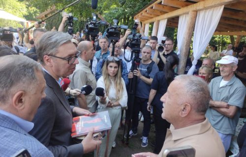 Vučić posetio porodičnu kuću u Čipuljiću: Detinjstvo i uspomene uče nas da ne zaboravimo odakle smo
