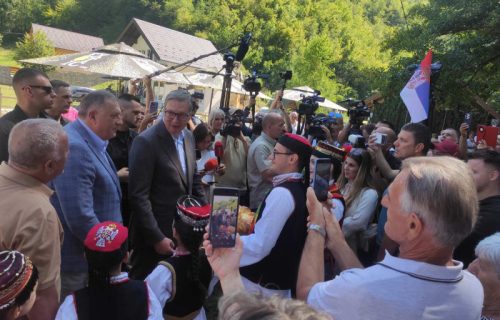 (UŽIVO) Vučić stigao u Bugojno: Predsednik u obnovljenoj porodičnoj kući, pozvao sve meštane u goste