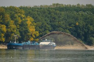 Rumunija potopila tri od četiri barže na Dunavu zbog niskog vodostaja