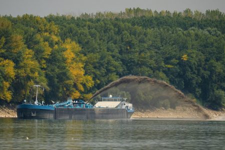 Rumunija potopila tri od četiri barže na Dunavu zbog niskog vodostaja