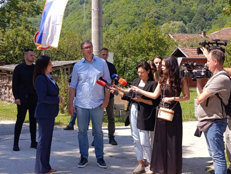 Vučić stigao u selo Jezero: “Ovde nam je prirodni priraštaj najveći u čitavoj Srpskoj” (VIDEO)