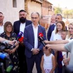 Macut u poseti porodici prognanoj tokom "Oluje": "Srbija svima pruža ono što je potrebno"