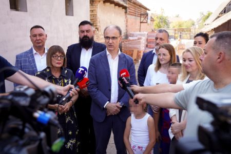 Macut u poseti porodici prognanoj tokom “Oluje”: “Srbija svima pruža ono što je potrebno”