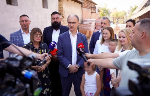 Macut u poseti porodici prognanoj tokom "Oluje": "Srbija svima pruža ono što je potrebno"