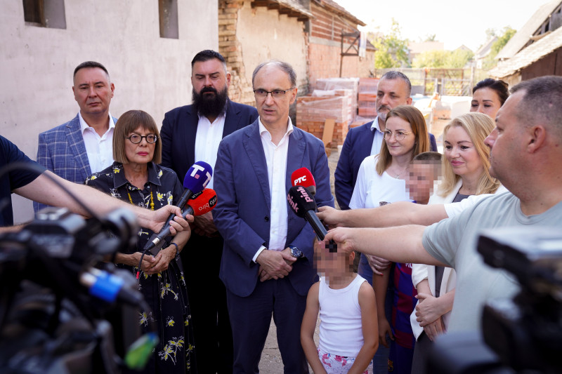 Macut u poseti porodici prognanoj tokom “Oluje”: “Srbija svima pruža ono što je potrebno”