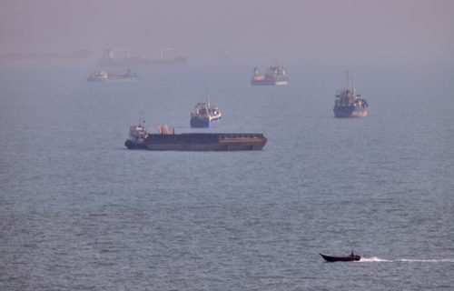 Raketa pogodila tanker kompanije Ujedinjenih Arapskih Emirata u Ormuskom moreuzu, nema povređenih