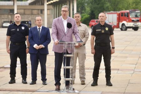 Vučić se obratio na dočeku pripadnika Sektora za vanredne situacije: “Hvala vam, štitili ste ljudski život” (VIDEO)
