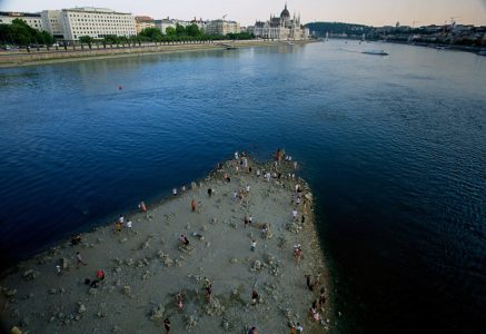 Budimpešta bez kruzera, sprud ispod Margaretinog mosta – nizak vodostaj Dunava menja sliku regiona