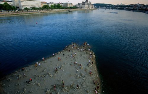 Budimpešta bez kruzera, sprud ispod Margaretinog mosta – nizak vodostaj Dunava menja sliku regiona
