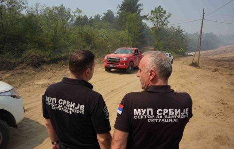 Na Stolovima i dalje gori, u Deliblatskoj peščari noćas gašena manja žarišta