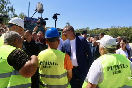 Vučić otkrio kada će biti završen put Sjenica-Ivanjica: “Ovo je velika stvar za ljude ovog kraja”
