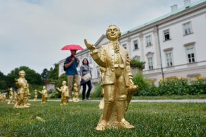 Izložba iznenada zatvorena jer je ukradeno 210 izloženih pozlaćenih Mocartovih figura