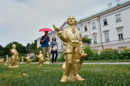 Izložba iznenada zatvorena jer je ukradeno 210 pozlaćenih Mocartovih figura