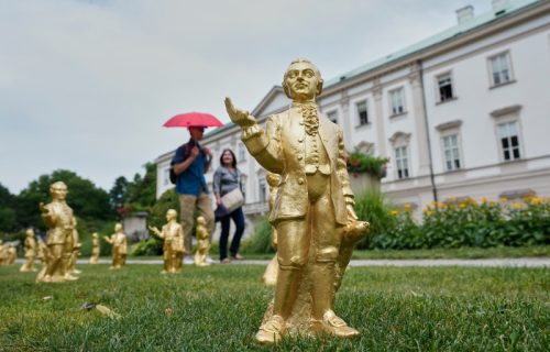 Izložba iznenada zatvorena jer je ukradeno 210 pozlaćenih Mocartovih figura