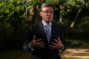 Bernam se dopisivao sa lažnom Suzi Vajls: Haos na relaciji London – Vašington, telefon verovatno hakovan