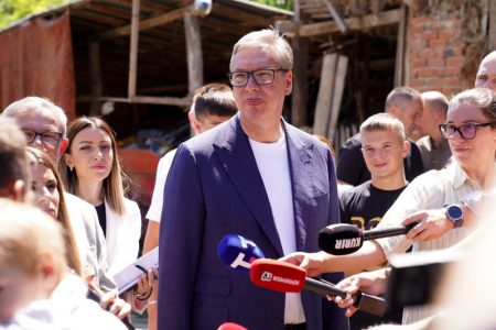“Država će pomagati i posle četvrtog deteta”: Vučić najavio nove mere za velike porodice