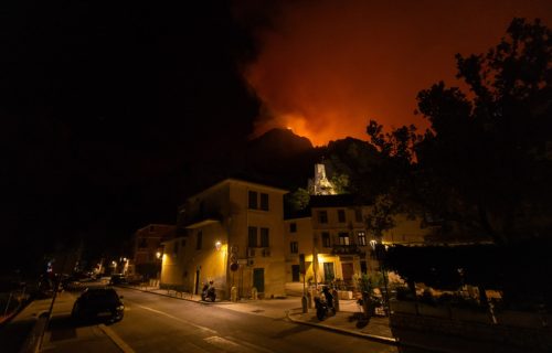 Požari besne u Srbiji i regionu: U Crnoj Gori branili kuće "živim zidom", teško oko Nevesinje i na Braču