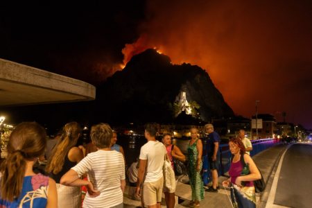 Omišom odjekivale eksplozije, desetine povređeno u požaru: Vatra stigla do centra grada, šteta je ogromna
