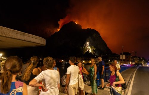 Omišom odjekivale eksplozije, desetine povređeno u požaru: Vatra stigla do centra grada, šteta je ogromna