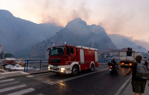 Apokalipsa u Omišu: Izgorele kuće i automobili, pronađeno telo, ljudi bežali pred vatrom