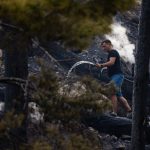 Novi požari izbijaju u Hrvatskoj: Vatra buknula iznad Trogira i na Pelješcu, novo žarište kod Omiša