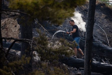 Novi požari izbijaju u Hrvatskoj: Vatra buknula iznad Trogira i na Pelješcu, novo žarište kod Omiša