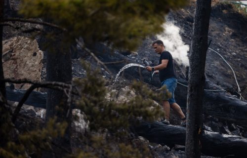 Novi požari izbijaju u Hrvatskoj: Vatra buknula iznad Trogira i na Pelješcu, novo žarište kod Omiša