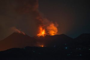 Etna paralisala avio-saobraćaj: Letovi u Kataniji obustavljeni do subote, hiljade putnika pogođeno