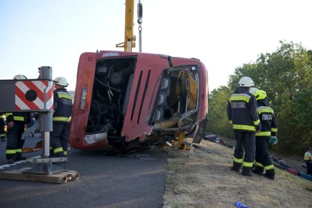 Stravičan udes u Mađarskoj: Veliki broj putnika poginuo kada je pun autobus sleteo u jarak