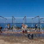 Počelo premeštanje migranata sa plaže u Seuti: Pripremljen smeštaj za 1.800 ljudi, policija sprovodi operaciju