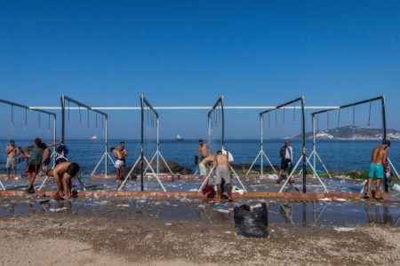 Počelo premeštanje migranata sa plaže u Seuti: Pripremljen smeštaj za 1.800 ljudi, policija sprovodi operaciju