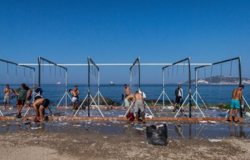 Počelo premeštanje migranata sa plaže u Seuti: Pripremljen smeštaj za 1.800 ljudi, policija sprovodi operaciju