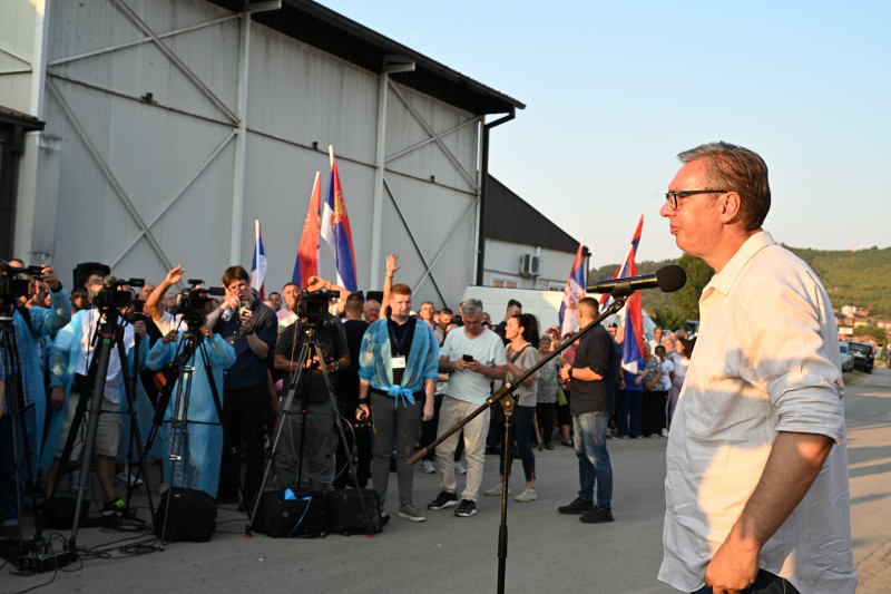 Vučić posetio više gradova u Jablaničkom okrugu: Predsednik razgovarao sa građanima širom Srbije (VIDEO)