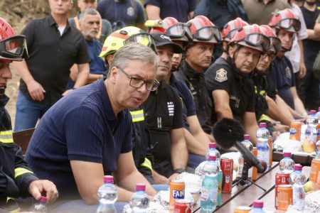 Vučić: “Odlikovaću mnoge vatrogasce, zahvaljujući njima nema žrtava”